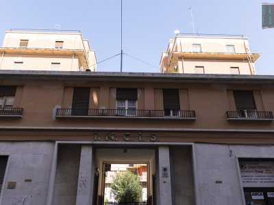 ...e nell�isolato tra via Maffeo e via Pizzoli notiamo sulla parte posteriore di un grande complesso residenziale la scritta a caratteri cubitali �Incis�. E� l�acronimo di �Istituto nazionale per le case degli impiegati�, un ente pubblico costituito nel 1924 per assegnare case ai dipendenti civili e militari, favorendo quelli con stipendio basso (foto di Gennaro Gargiulo)